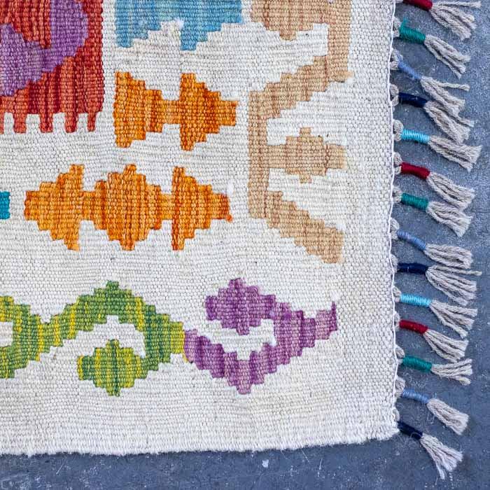 Decoração de interiores com tapete Kilim colorido e padrões geométricos orientais.