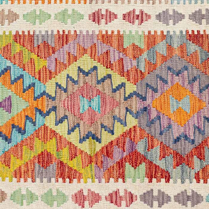 Passadeira artesanal Kilim do Afeganistão com padrões geométricos tribais coloridos e técnica de tecelagem plana manual.