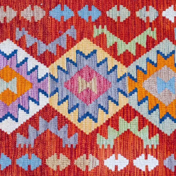 Detalhe da trama plana de passadeira Kilim feita à mão com fibras naturais de lã.