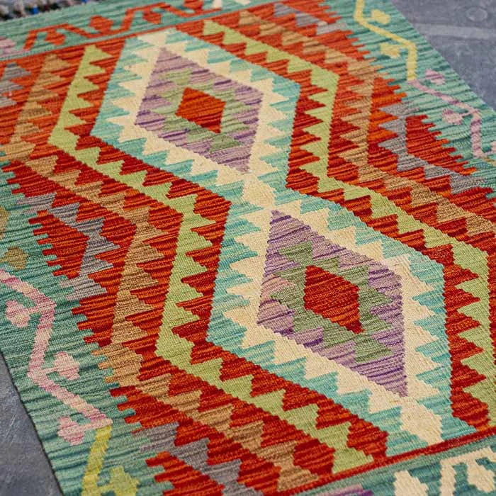 Composição de design de interiores com pequeno tapete Kilim exclusivo do Afeganistão para hall de entrada ou dormitório.