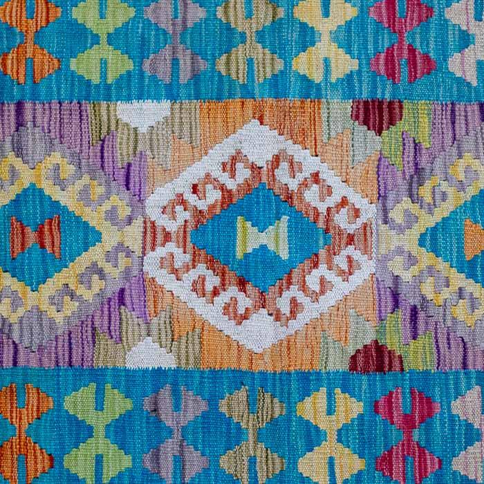 Tapete Kilim afegão feito manualmente com padronagem geométrica em tons de azul turquesa e creme.