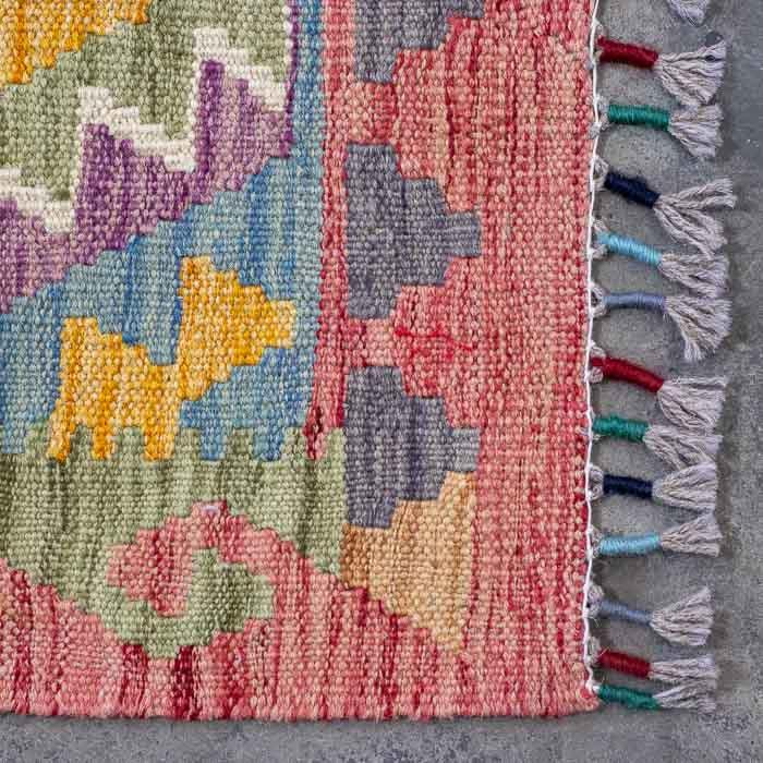 Decoração de interiores com tapete Kilim colorido e padrões geométricos orientais.
