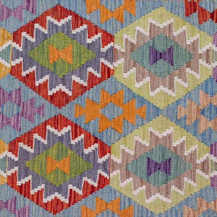Tapete Kilim afegão feito à mão com padronagem geométrica em tons de terracota, azul e creme.