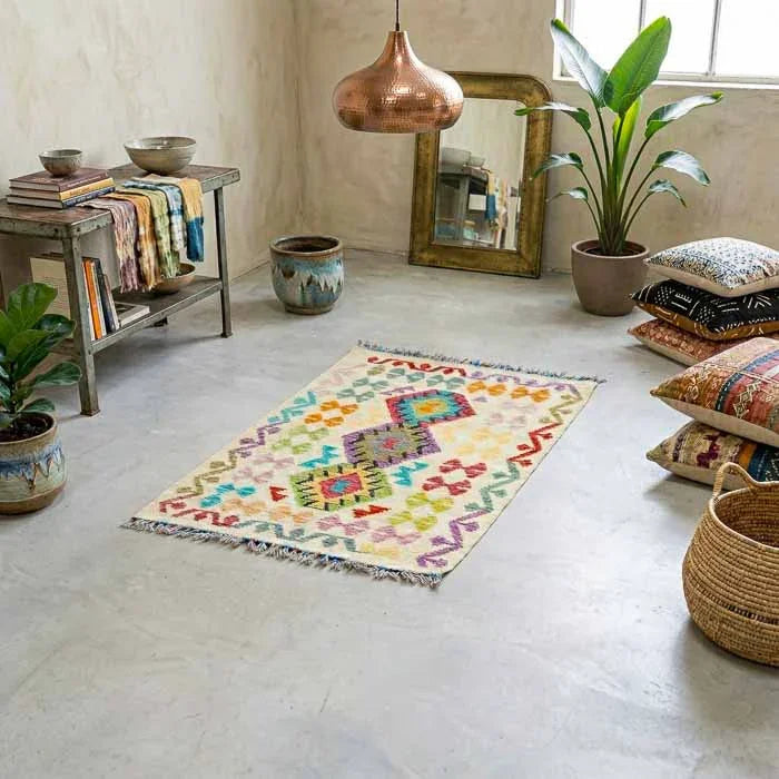 Detalhe da trama plana artesanal de tapete Kilim em lã e algodão de fibra natural.