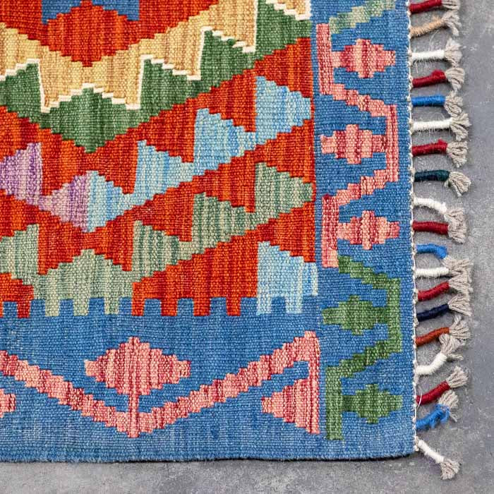 Detalhe de tapeçaria Kilim tecida à mão com fibras naturais de lã e algodão.