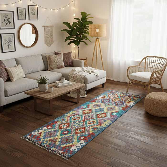 Peça Kilim afegã oriental de 299cm posicionada em corredor extenso com iluminação decorativa e design de luxo rústico.