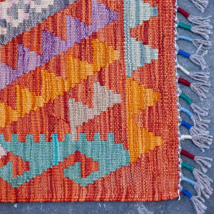 Decoração de interiores com tapete Kilim colorido e padrões geométricos orientais.