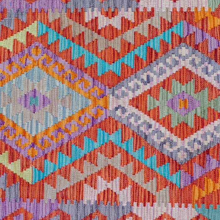 Tapete Kilim afegão feito à mão com padronagem geométrica em tons de laranja, roxo e azul.