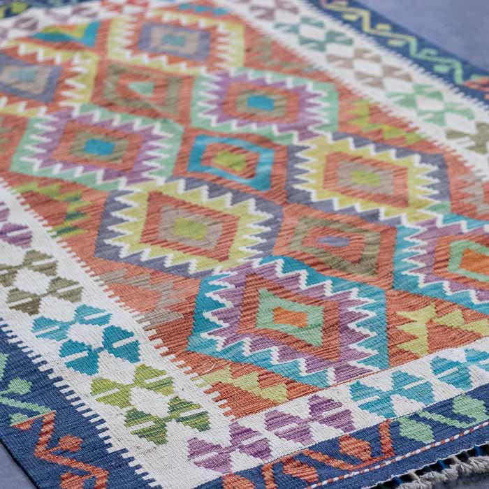 Composição de design de interiores com pequeno tapete Kilim exclusivo do Afeganistão para hall de entrada ou dormitório.