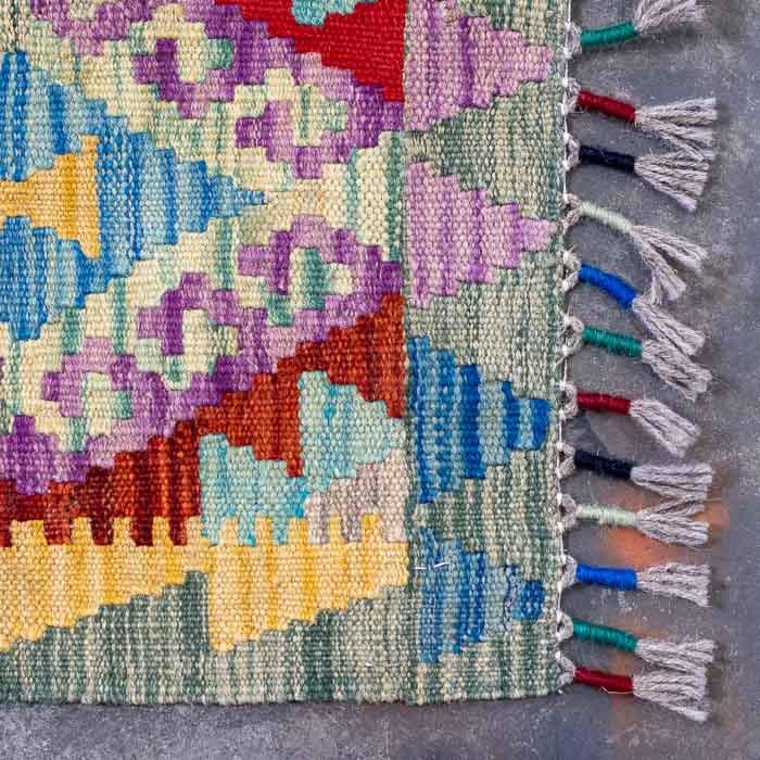 Decoração de interiores com tapete Kilim colorido e padrões geométricos orientais.