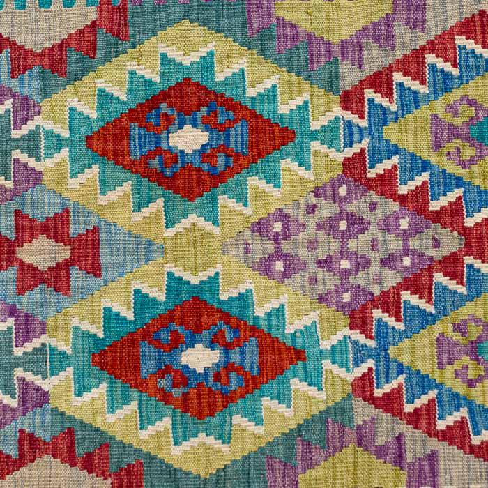 Passadeira artesanal Kilim do Afeganistão com grafismos geométricos étnicos coloridos e técnica de tecelagem plana manual.