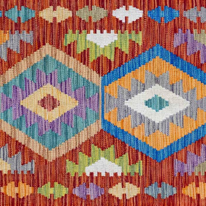 Tapete Kilim afegão feito à mão com padronagem geométrica em tons de vermelho, roxo e azul.