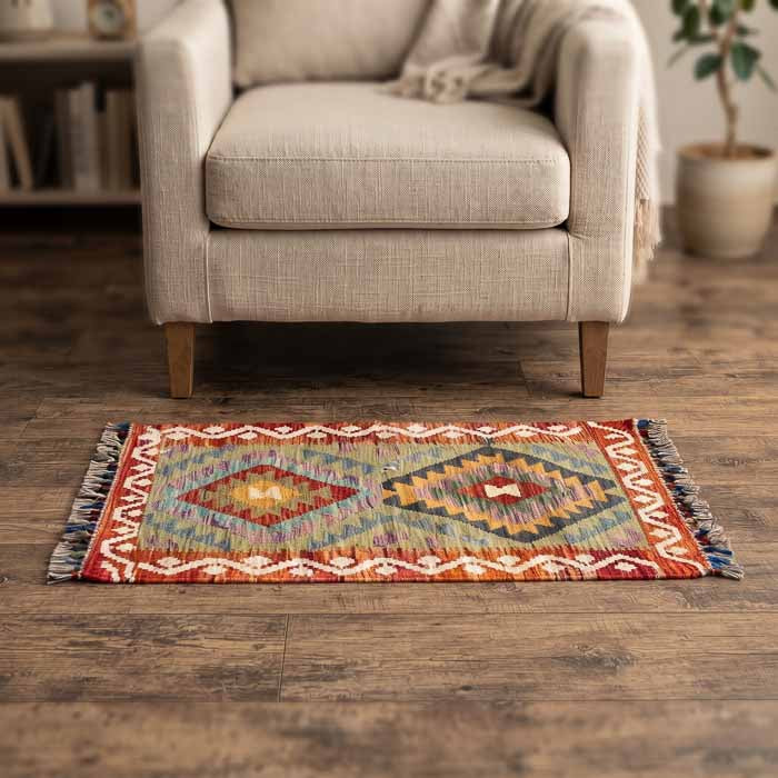 Peça Kilim afegã oriental de 94x61cm em dormitório com móveis claros e design orgânico exclusivo ao pé da cama.