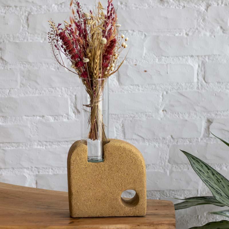 Vaso sustentável Pompeia Brasil evidenciando a fusão de materiais reciclados e o tubo de vidro para flores.