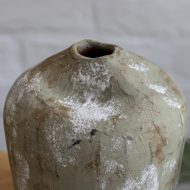 Vaso decorativo exclusivo com textura rugosa e cores naturais, ideal para arranjos secos e decoração zen. 