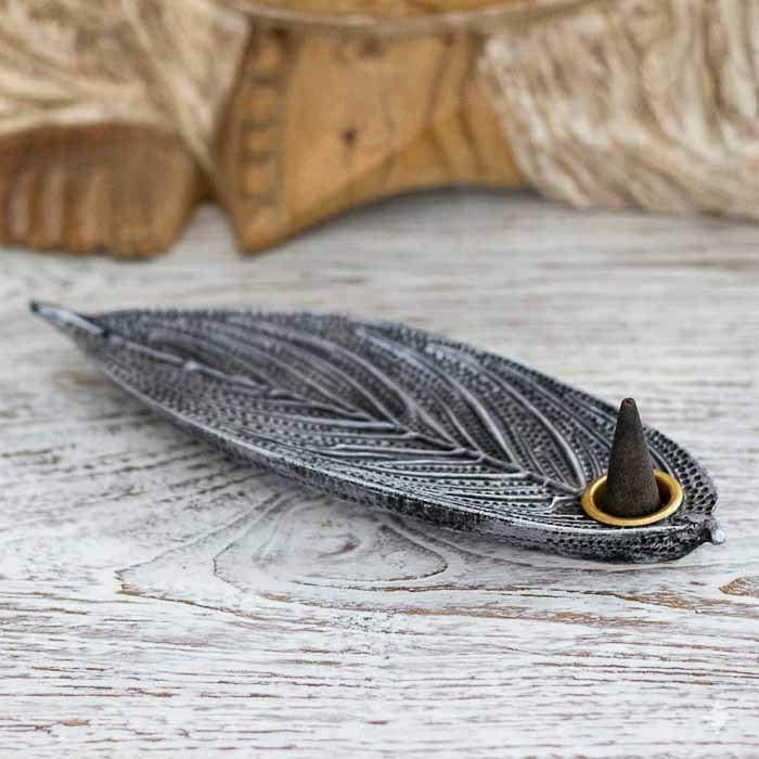 Incensário prateado sofisticado com design orgânico inspirado na natureza. 