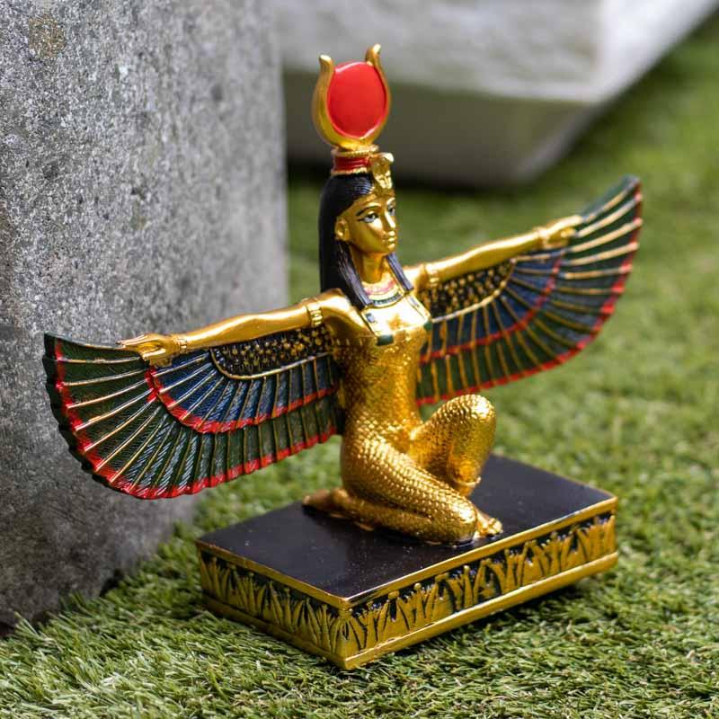  Símbolo de proteção e poder, a escultura da deusa Isis Alada dourada pairando sobre o sol, emanando energia e força.