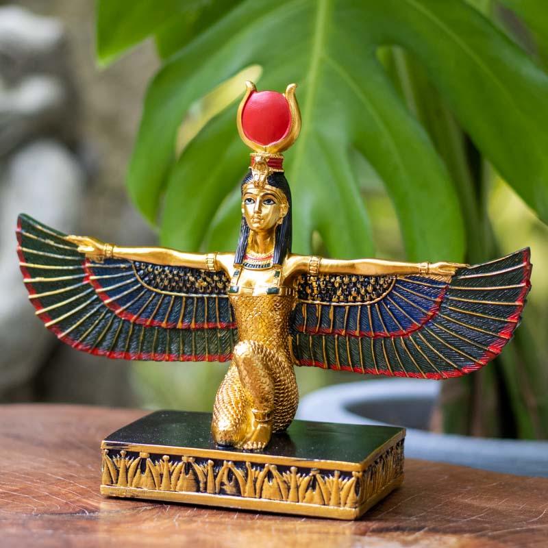 Detalhe da magnífica escultura da deusa Isis Alada banhada em ouro, emanando um brilho celestial.