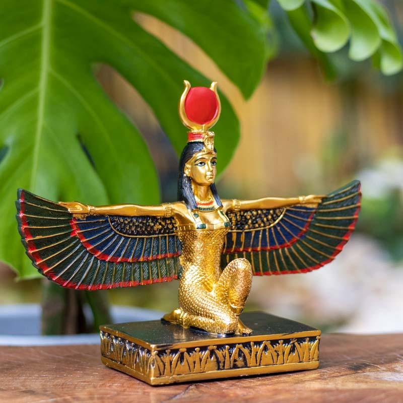 Uma peça de elegância divina, a escultura da deusa Isis Alada dourada iluminando qualquer espaço com sua presença imponente.