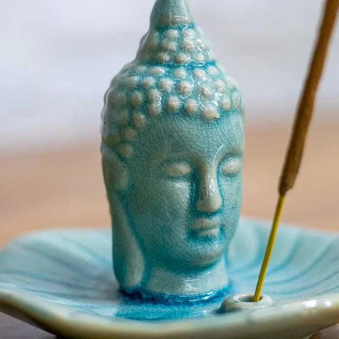 Peça de porcelana com detalhe simbólico para aromatização de ambiente