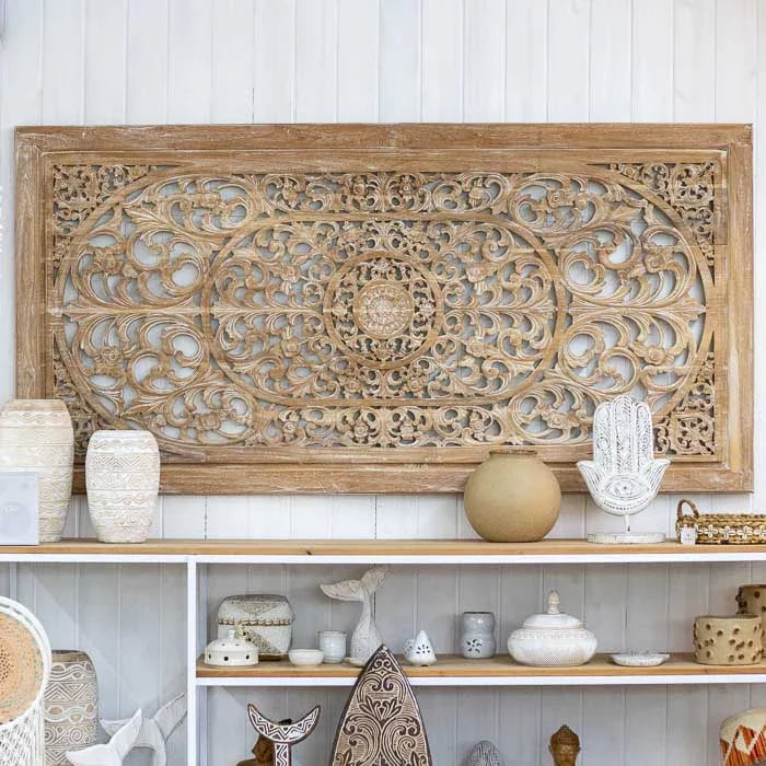 Painel Arabescos Entalhados em madeira teca feito à mão em Bali, com desenhos florais e formas simétricas que simbolizam harmonia e elegância natural.
