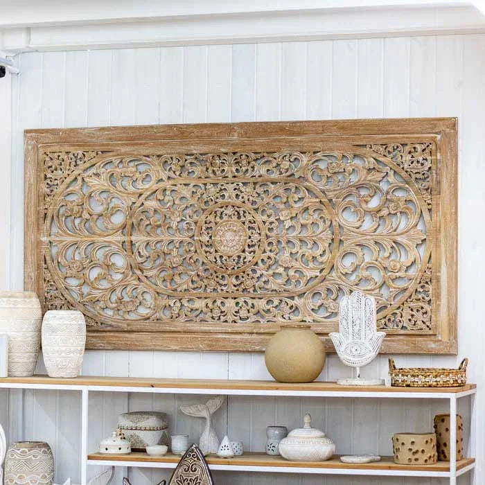 Obra artesanal balinesa em madeira teca com arabescos entalhados manualmente, peça decorativa que expressa arte, espiritualidade e sofisticação cultural.