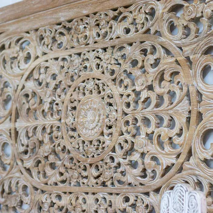 Escultura de parede em madeira teca balinesa com design floral e arabesco, entalhada manualmente com riqueza de detalhes e acabamento natural.