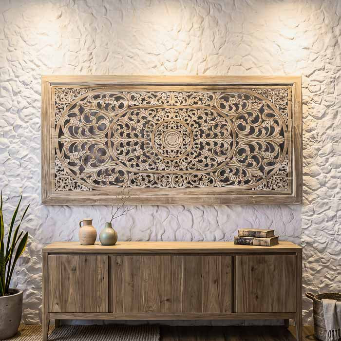 Painel Arabescos Entalhados em madeira teca feito à mão em Bali, com desenhos florais e formas simétricas que simbolizam harmonia e elegância natural.