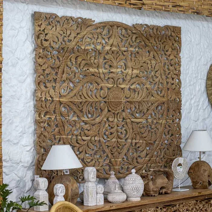 Painel Floral Balinês entalhado em madeira teca natural, com desenhos orgânicos e arabescos artesanais que refletem a delicadeza da arte tradicional de Bali.