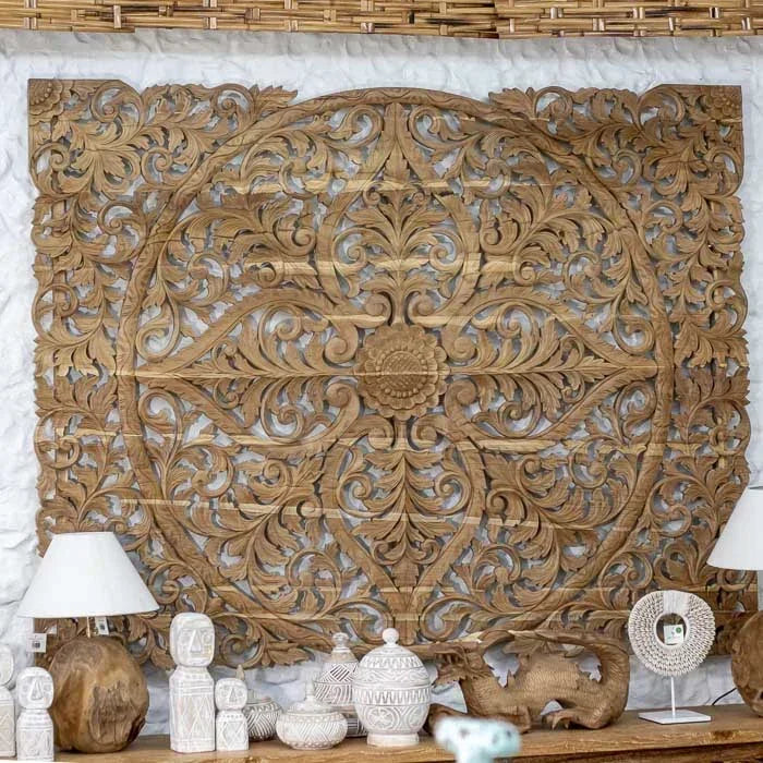 Obra artesanal de Bali em madeira teca, painel decorativo com entalhes florais detalhados e textura natural que simbolizam harmonia e espiritualidade.