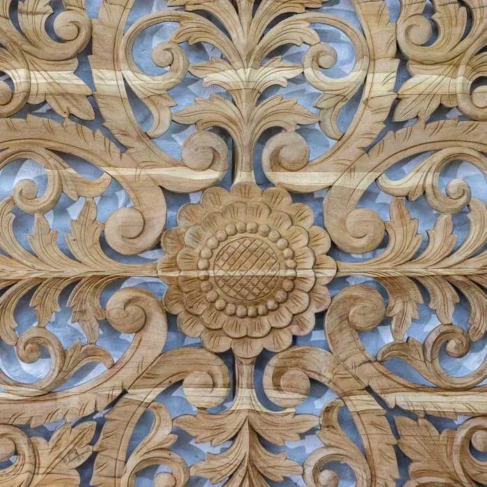 Painel floral balinês produzido manualmente em madeira nobre teca, arte esculpida com perfeição que representa a conexão entre natureza e cultura.