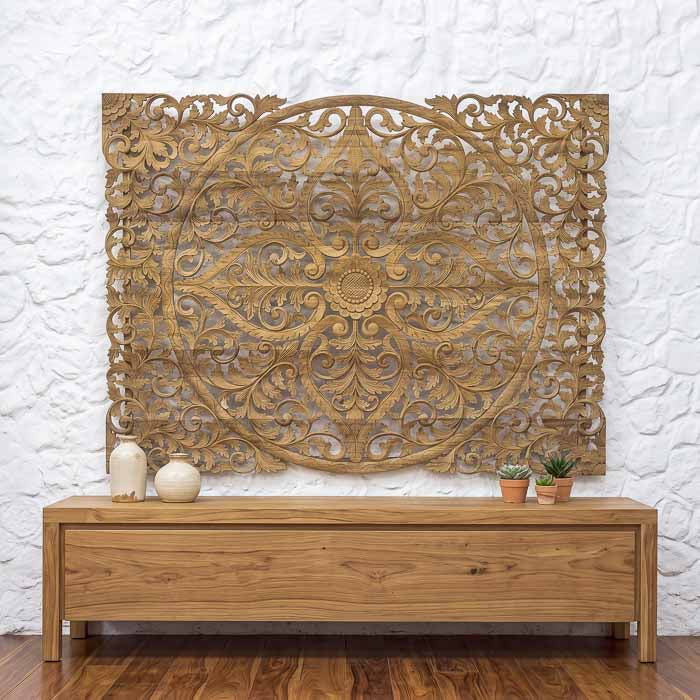Painel Floral Balinês entalhado em madeira teca natural, com desenhos orgânicos e arabescos artesanais que refletem a delicadeza da arte tradicional de Bali.