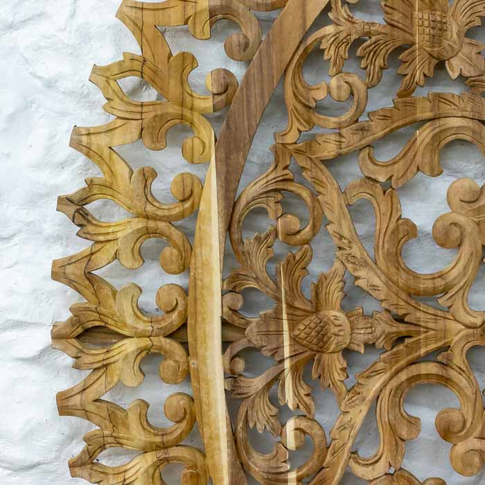 Escultura de parede em madeira Teca de 150cm com arabescos e bordas rendilhadas para sala de estar.
