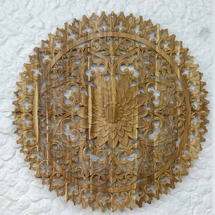 Mandala artesanal de parede em madeira Teca de Bali com entalhes florais vazados e acabamento tom mel.