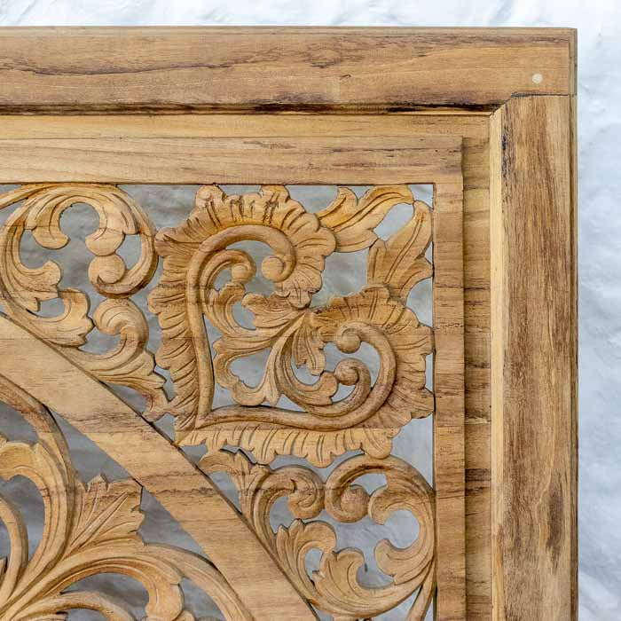 Escultura de parede quadrada de 150x150cm em madeira Teca com moldura lisa e arabescos para sala de estar.