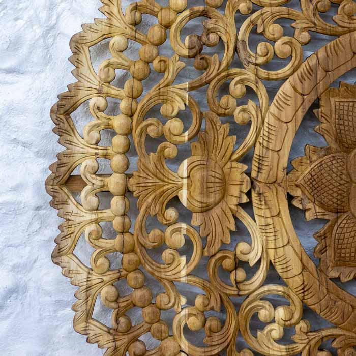 Objeto decorativo de parede feito artesanalmente na Indonésia simbolizando equilíbrio e harmonia.