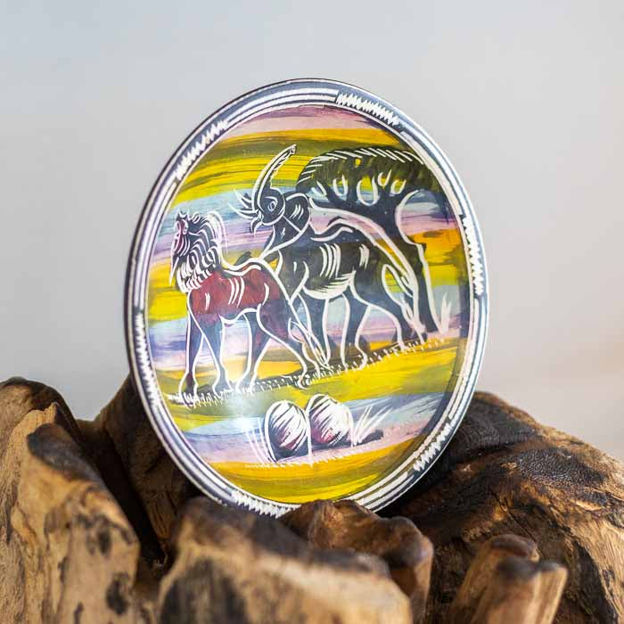 Detalhe da borda decorada com grafismos pretos e brancos em bowl artesanal africano de pedra sabão. 