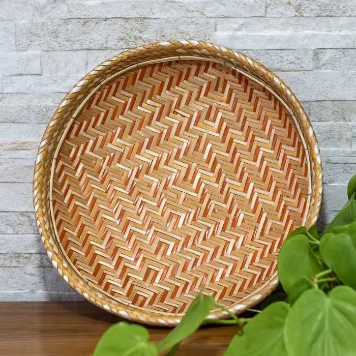 Objeto decorativo trançado artesanalmente por povos indígenas da Amazônia.