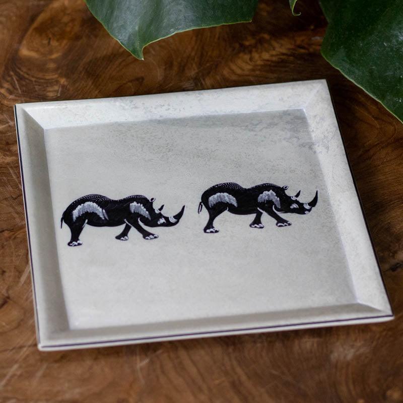 Peça de arte africana rinoceronte em cerâmica esmaltada com silhuetas de animais selvagens para decoração de interiores. 