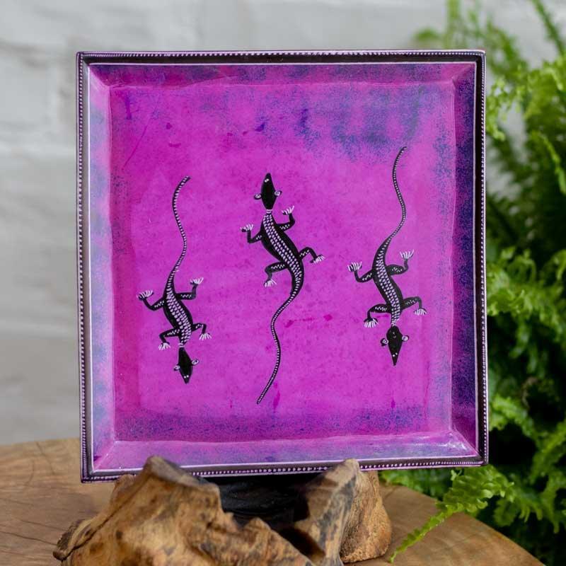 Prato de parede artesanal com ilustração de lagartos em design tribal, peça exclusiva da Arte e Sintonia.  