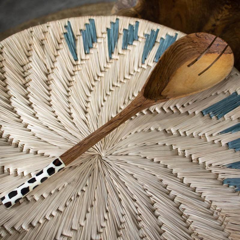 Colher artesanal africana ideal para servir alimentos em composições de mesa rústica chic.