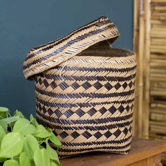 Cesto indígena Urutu feito à mão com arumã e detalhes pretos no Brasil.