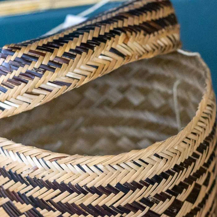 Objeto decorativo com padrão étnico em preto, feito por povos originários.