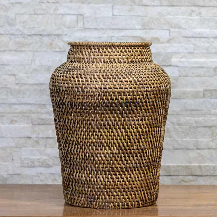 Cesto artesanal feito com fibra natural, ideal como vaso decorativo