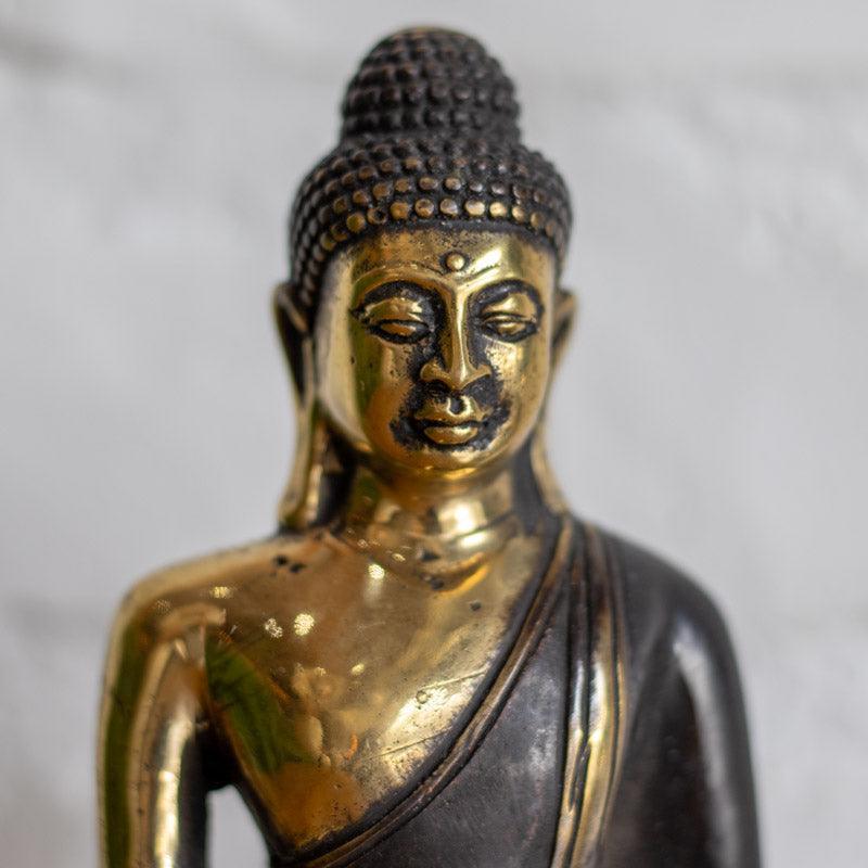 Escultura de Buda Tailandês em bronze com acabamento bicolor, destacando o contraste entre o dourado polido e a pátina escura.