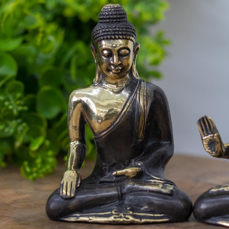Escultura religiosa de 14cm com detalhes minuciosos na túnica e no coque tradicional, refletindo a iluminação da arte sacra oriental.