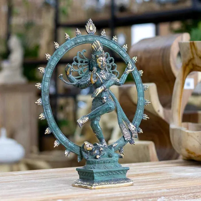 Escultura hindu de Shiva Nataraj feita à mão em bronze, com base detalhada e círculo de fogo simbolizando o ciclo cósmico de criação e destruição. 