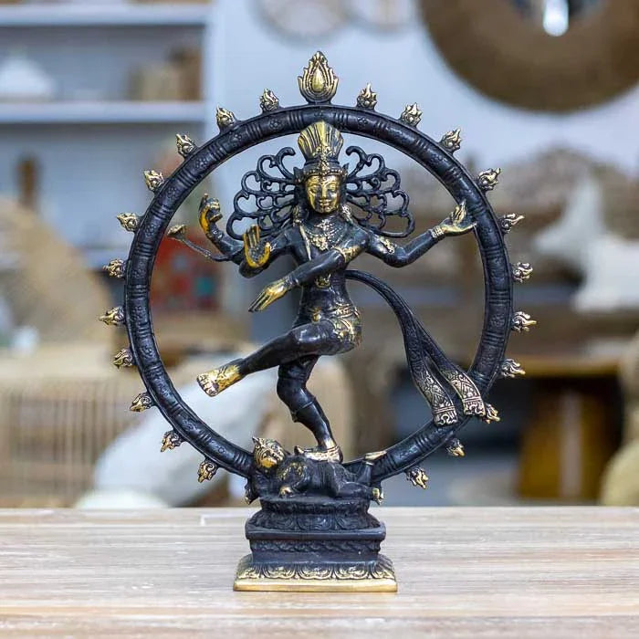 Obra artesanal de Bali em bronze representando o deus Shiva como Nataraja, símbolo de equilíbrio universal e superação da ignorância. 
