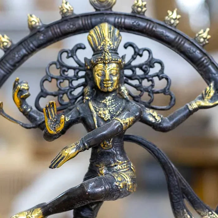 Escultura Shiva Nataraj artesanal em bronze de Bali, representando o Senhor da Dança Cósmica com acabamento em dourado e detalhes refinados. 