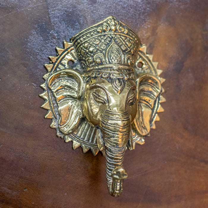 Puxador decorativo Ganesh artesanal de Bali feito em bronze com acabamento dourado, peça simbólica que traz energia positiva e elegância para o lar. 